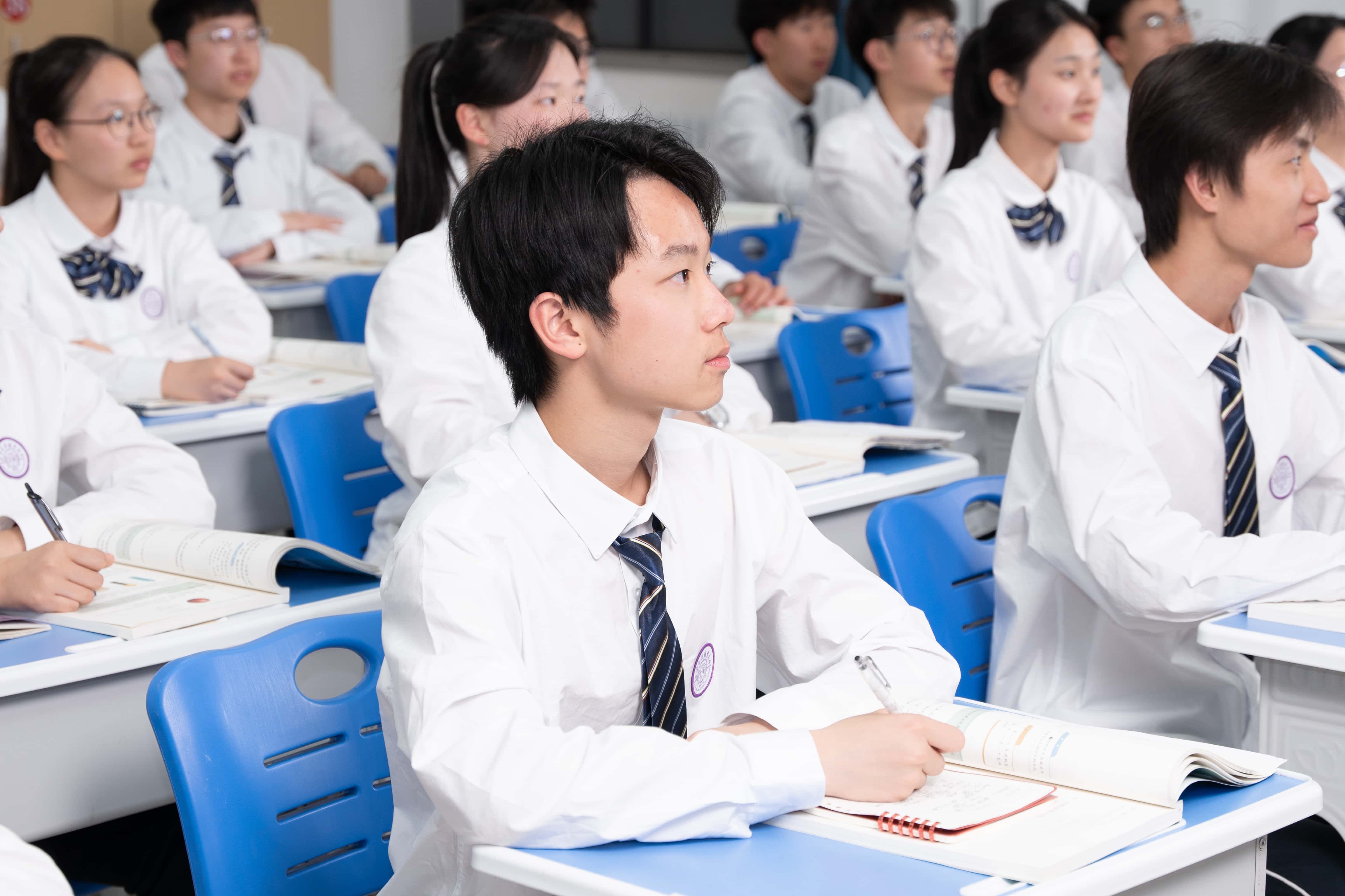 学生上课.jpg